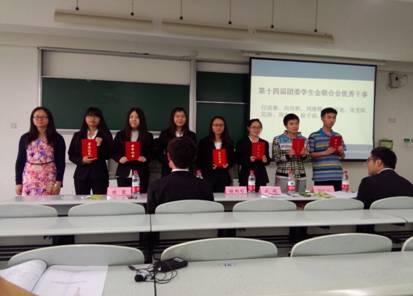 （武娟老师为优秀团学干部、团学干事颁奖）